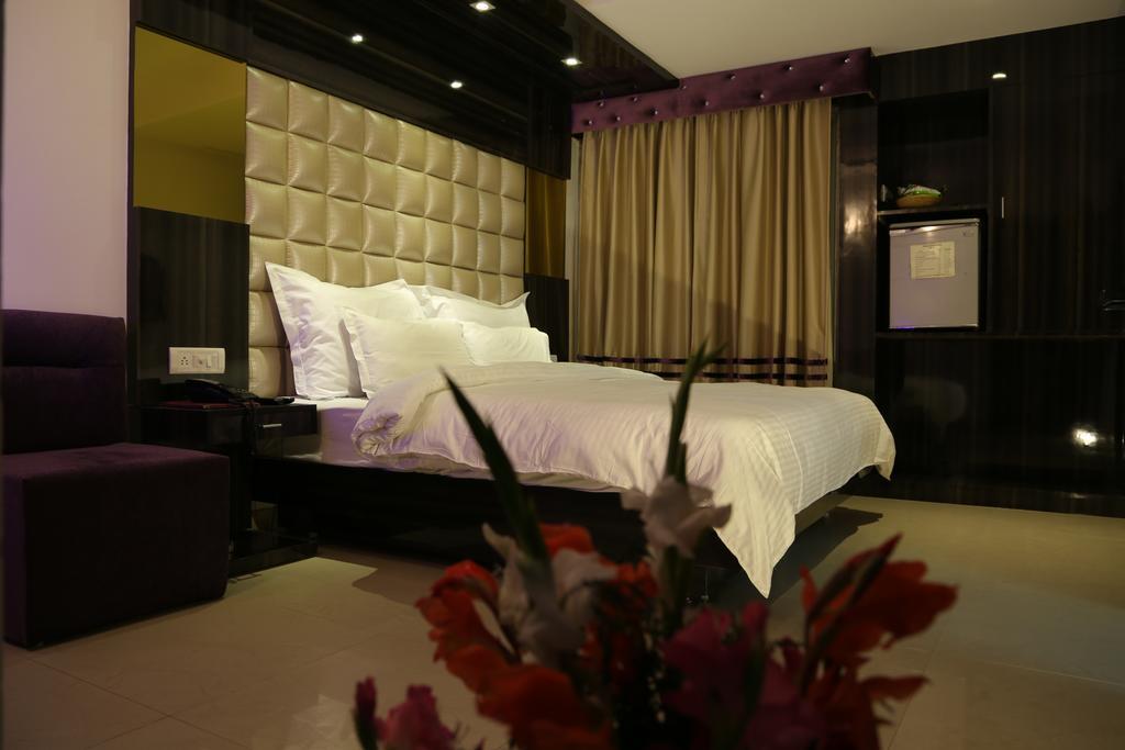 โรงแรมศรี นานัค คอนทิเนนทัล เดลี ภายนอก รูปภาพ