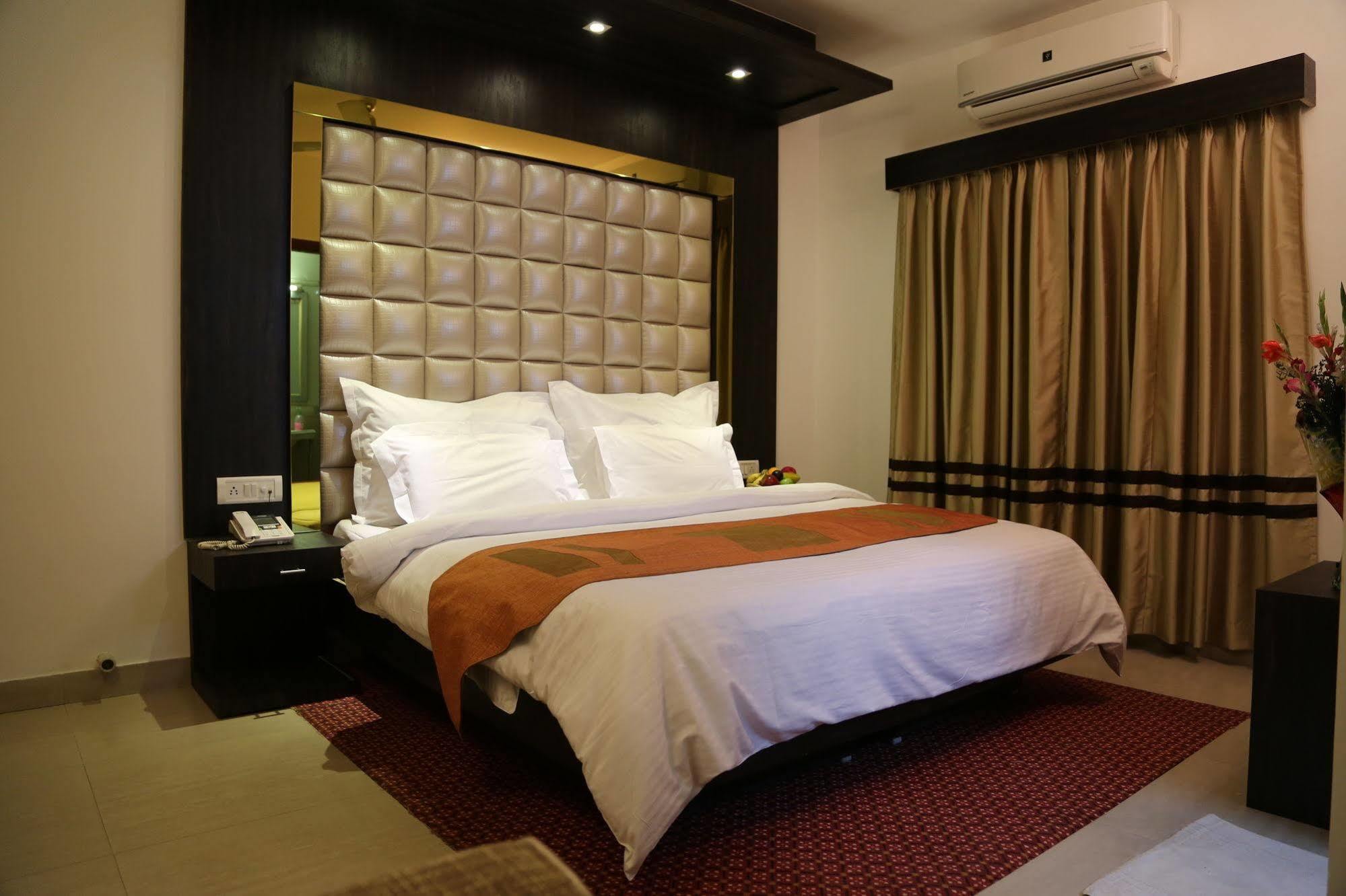 โรงแรมศรี นานัค คอนทิเนนทัล เดลี ภายนอก รูปภาพ